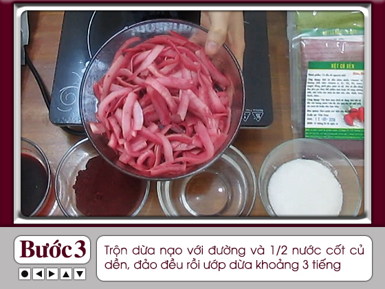 Cách làm mứt dừa màu hồng củ dền